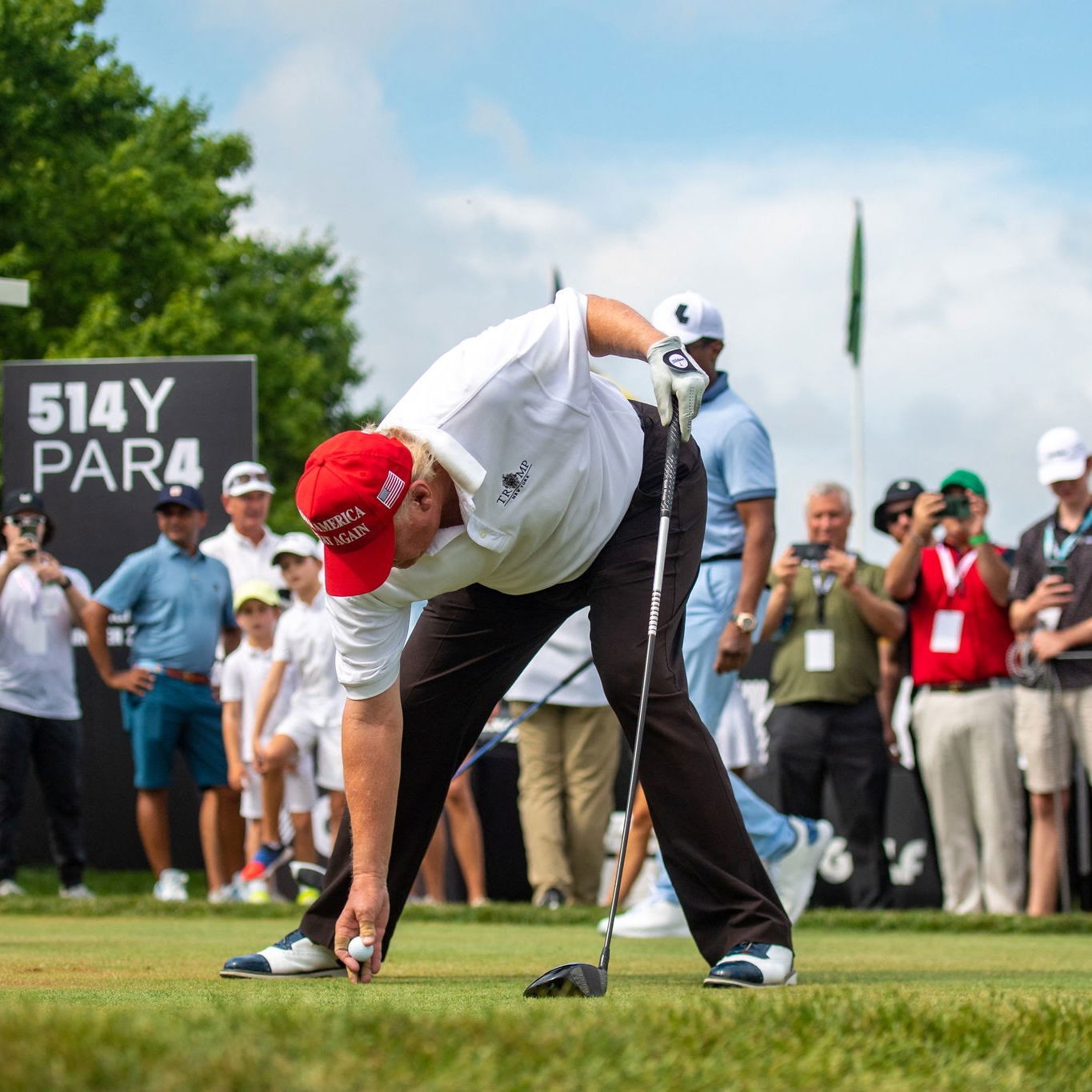 Donald Trump talks about throwing dirt in the faces of journalists on golf trip